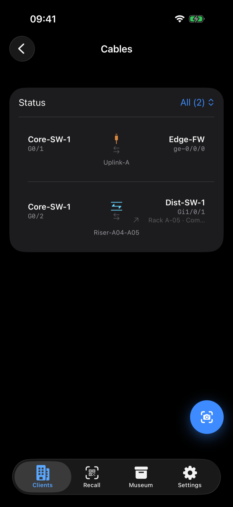 Kabler-visningen for et rack: to dokumenterte koblinger — Core-SW-1 port G0/1 til Edge-FW port ge-0/0/0, merket Uplink-A; og Core-SW-1 port G0/2 til Dist-SW-1 port Gi1/0/1 i et annet rack, merket Riser-A04-A05 — hver med kabeltype og begge endepunkter.