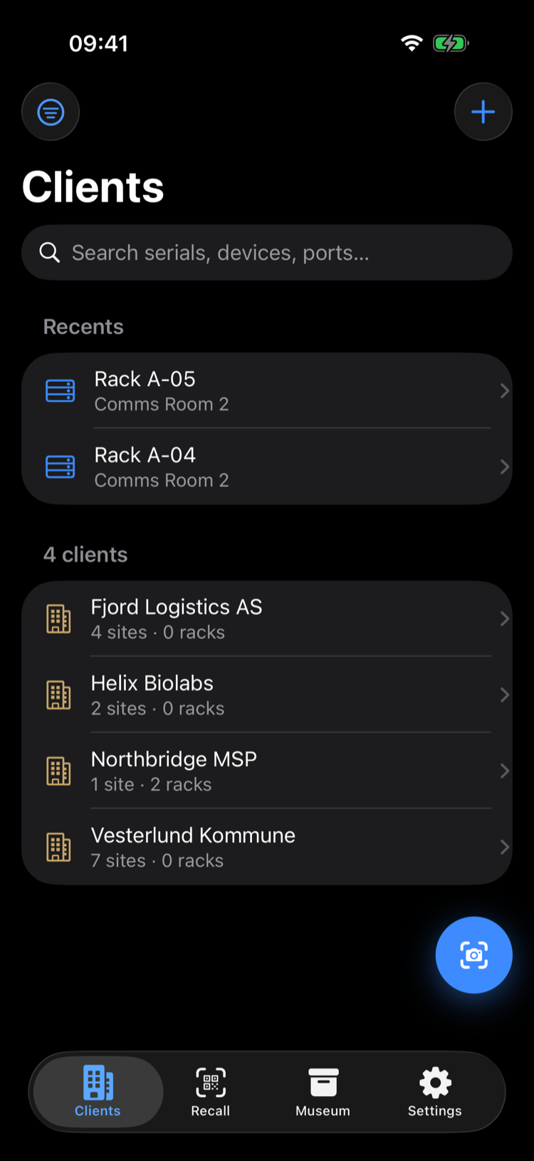 Klient-skjermen i Ancile: et søkefelt med teksten «Søk i serienumre, enheter, porter», en Nylig-rad for Rack A-05 og Rack A-04 i Comms Room 2, og en liste over klientorganisasjoner — Fjord Logistics AS, Helix Biolabs, Northbridge MSP, Vesterlund Kommune — hver med sitt antall lokasjoner og rack.