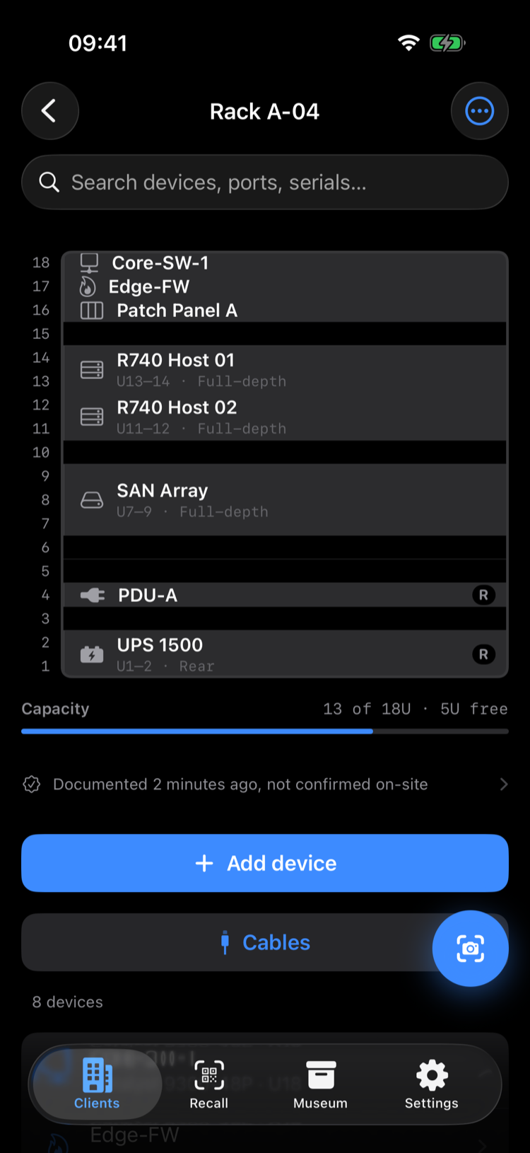 En rack-oppriss for Rack A-04: en kolonne med enhetsnummer fra 1 til 18 som viser en kjerneswitch, en kantbrannmur, et patchpanel, to R740-servere, et SAN-array, og en bakmontert PDU og UPS, hver tegnet i sin rack-enhetsposisjon, over en kapasitetslinje som viser «13 av 18U, 5U ledig».